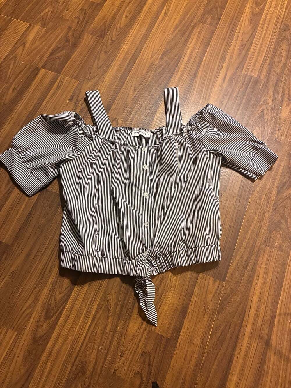 Roommates Women's Striped Cold-Shoulder Button-Front Tie-Hem Crop Top